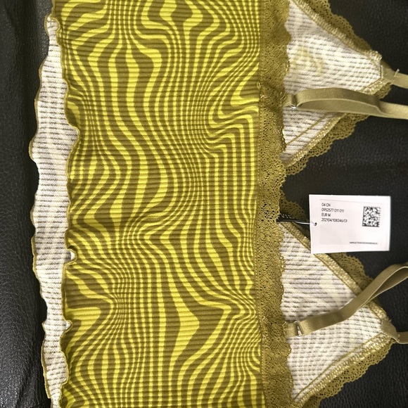 H&M crop top size M runs smaller, unused brand new with tag. - Picture 3 of 4